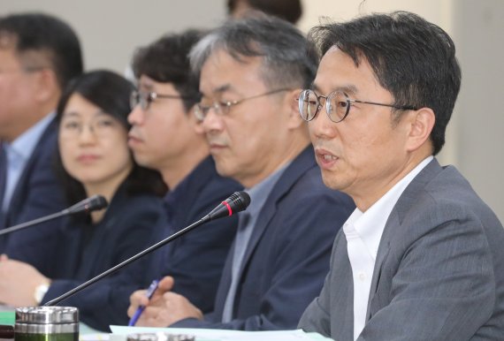 박준식 최저임금위원장(오른쪽 첫번째)이 11일 정부세종청사에서 열린 최저임금위 전원회의에 참석, 모두발언을 하고 있다. 뉴시스