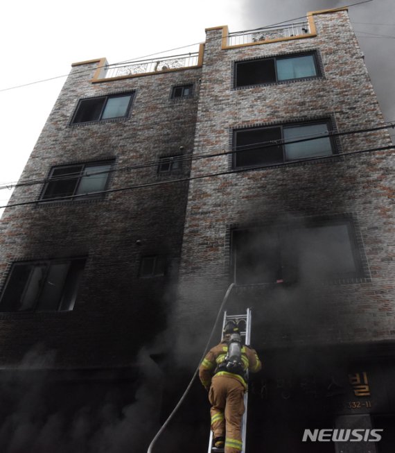 【제주=뉴시스】다가구주택에서 불이 나 소방대원이 진압하고 있다. (사진=뉴시스DB)