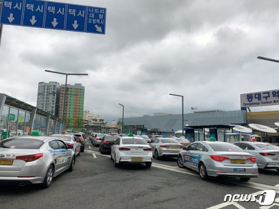 손님을 기다리는 택시가 길게 늘져 있다. 2019.7.11/뉴스1© News1 윤주민 기자