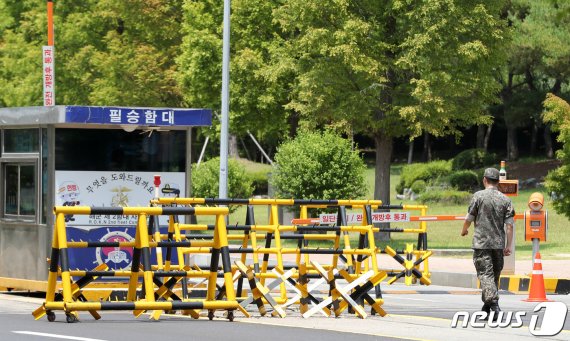 지난 4일 해군 2함대사령부 탄약창고 근처에 신분이 밝혀지지 않은 거동수상자가 침입한 사건이 발생한 뒤 내부 병사의 자백으로 종결됐으나, 허위 자백으로 밝혀져 군이 조사 중이다.