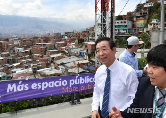 【서울=뉴시스】중남미를 순방중인 박원순 서울시장이 11일(현지시각) 콜롬비아 메데진 산비탈 빈민가 코무나13(Comuna13) 지역을 방문해 둘러보고 있다. 2019.07.12. (사진=서울시 제공) photo@newsis.com