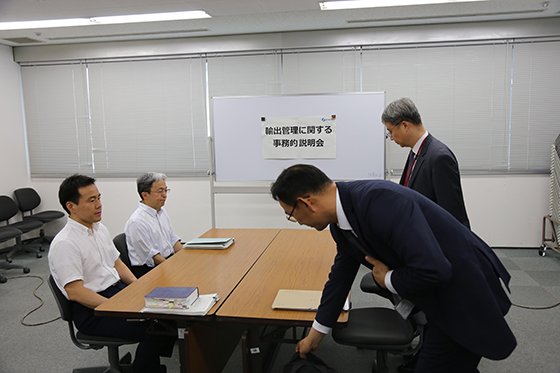 지난 7월 12일 경제산업성에서 열린 일본의 수출규제와 관련한 한·일 실무협의 당시. 한국 측 회의 참석자들이 도착했는데도 일본 측 참석자들이 인사없이 정면만 응시하고 있다.
