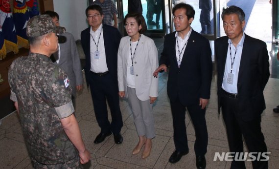 한국당 북한선박 입항 은폐조작 조사단 1함대 두 번째 방문 '항의·추궁'