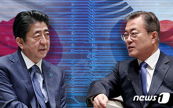 문재인 대통령(오른쪽)과 아베 신조 일본 총리 © News1 최수아 디자이너