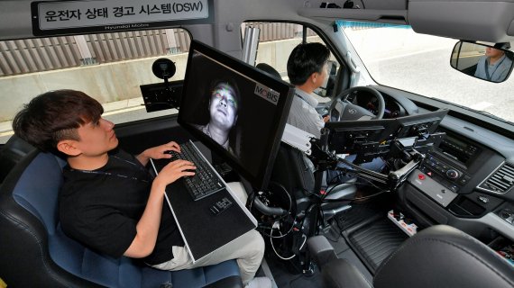 현대모비스 연구원이 운전자 동공추적과 안면인식이 가능한 '운전자 부주의 경보시스템'을 상용차에 적용해 시험하고 있다. 현대모비스 제공