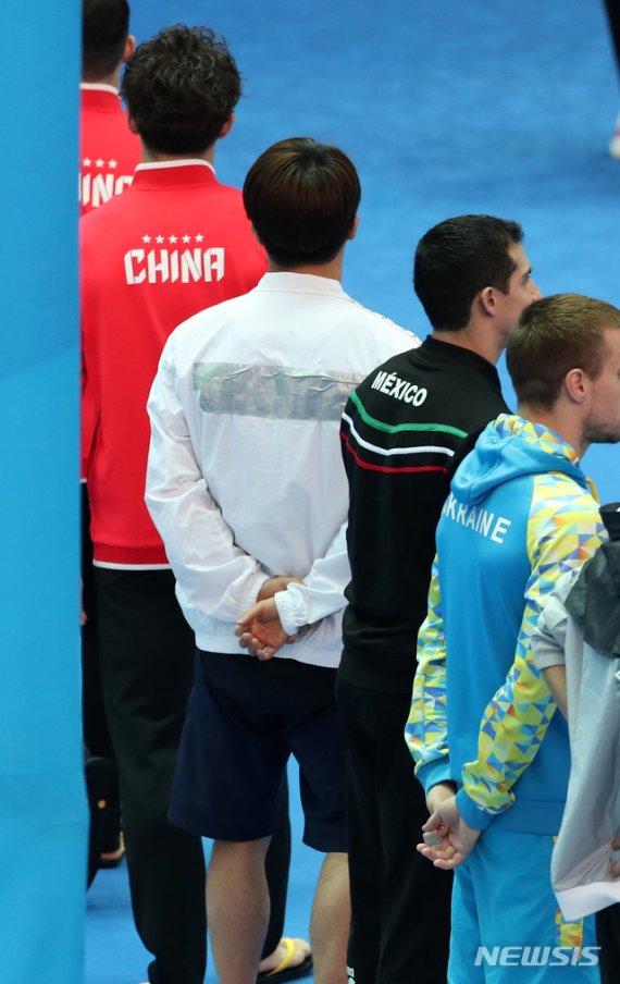 다이빙 결승 오른 국가대표 선수 등 뒤엔 'KOREA' 대신 테이프만