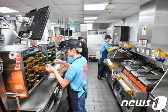 맥도날드 직원들이 버거를 만들고 있다. © News1