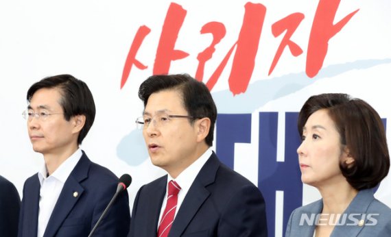 자유한국당 황교안 대표가 15일 오전 서울 여의도 국회에서 일본의 경제제재와 관련한 기자회견을 하고 있다.