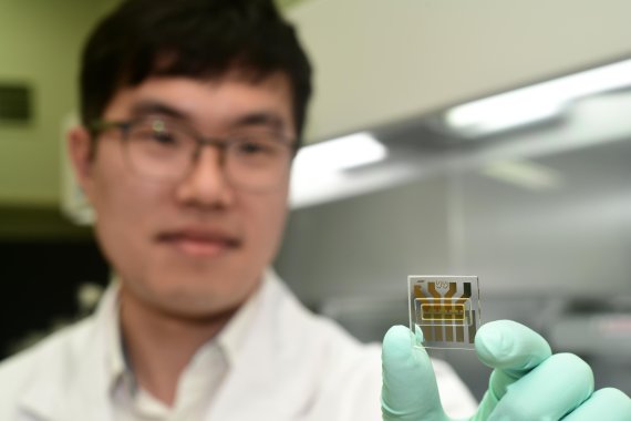 KRISS 나노구조측정센터 임경근 선임연구원이 개발에 성공한 고성능 수직 유기 트랜지스터를 선보이고 있다.