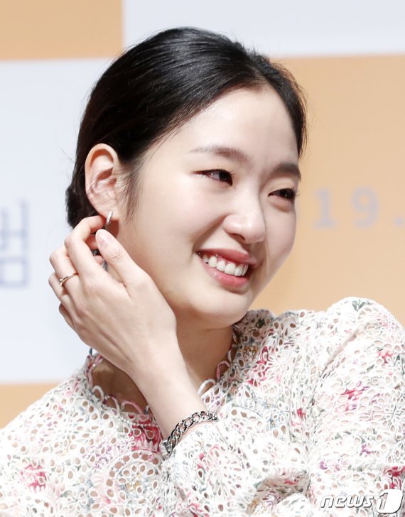 배우 김고은이 15일 오전 서울 강남구 압구정CGV에서 영화 '유열의 음악앨범' 제작보고회에 참석해 감독님 칭찬에 눈물을 흘리고 있다. 2019.7.15/뉴스1 © News1 권현진 기자