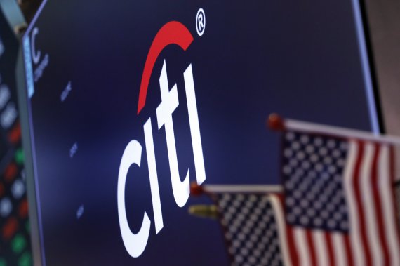FILE - In this Feb. 8, 2019, file photo the logo for Citigroup appears above a trading post on the floor of the New York Stock Exchange. On Monday, July 15, 2019, Citigroup Inc. reports financial results. (AP Photo/Richard Drew, File) /뉴시스/AP /사진=