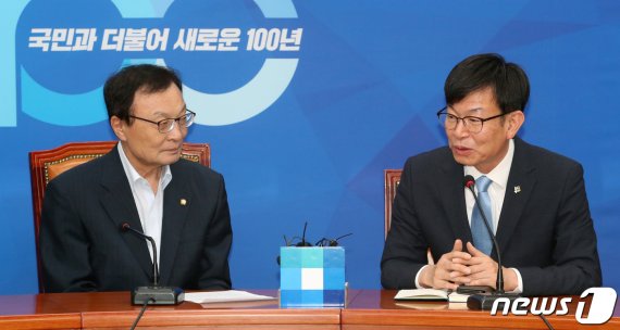 이해찬 더불어민주당 대표(왼쪽)와 김상조 청와대 정책실장 © News1 이종덕 기자