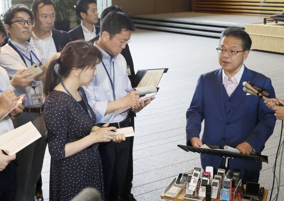 세코 히로시게 일본 경제산업상(오른쪽)이 16일 일본 도쿄 총리관저에서 기자회견을 하고 있다.AP뉴시스