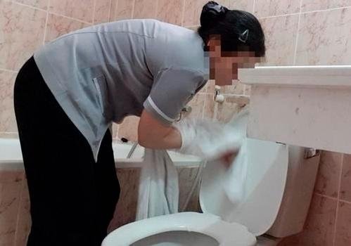 수건으로 변기 닦는 베트남 호텔 청소부[뚜오이째 캡처]
