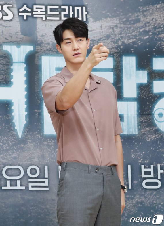 배우 이기우가 16일 오후 서울 양천구 목동 SBS 목동사옥에서 열린 SBS 새 수목드라마 '닥터탐정' 제작발표회에 참석해 포즈를 취하고 있다. ‘닥터탐정’은 산업현장의 사회 부조리를 통쾌하게 해결하는 닥터탐정들의 활약을 담은 사회고발 메디컬 수사극이다. 2019.7.16/뉴스1 © News1 권현진 기자