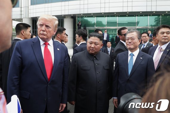문재인 대통령과 도널드 트럼프 미국 대통령이 30일 오후 판문점에서 김정은 북한 국무위원장을 만나 대화를 나누고 있다. (청와대 제공) 2019.6.30/뉴스1