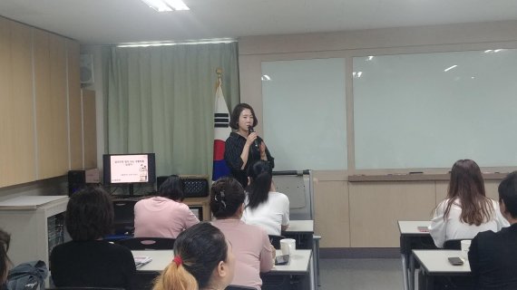 지난 16일 서울 양천구 '법률홈닥터' 손명진 변호사가 신월4동 양천지역자활센터를 찾아 빈곤층을 대상으로 무료 법률강의를 진행하고 있다./사진=윤은별 인턴기자