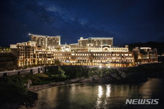 【진도=뉴시스】박상수 기자 = 오는 19일 오픈하는 전남 진도의 '쏠비치 호텔&리조트 진도' 야경. 2019.07.17. (사진=진도군 제공) photo@newsis.com