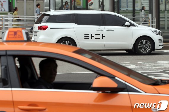 서울의 한 도로에서 법인택시와 타다가 주행하고 있다. 뉴스1 제공