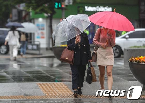 기상청은 18일 장마전선의 영향으로 전국이 흐리고 호남과 경남에 많게는 150㎜ 이상, 경북 남부와 제주도에 30~80㎜의 비가 내린다고 예보했다. [사진=뉴스1]