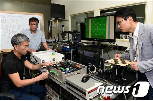 KRISS 전자기표준센터 연구팀(맨 좌부터 이동준 책임연구원, 강노원 책임연구원, 홍영표 선임연구원)이 5G 기지국용 안테나 특성을 측정하고 있다. /© 뉴스1