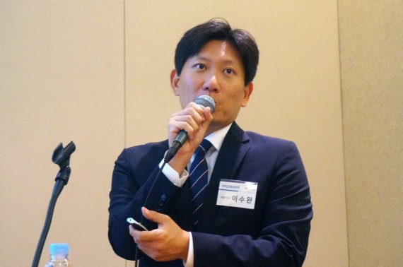 18일 서울 여의도에서 열린 덕산테코피아 기업공개(IPO) 기자간담회에서 이수완 대표가 회사를 소개하고 있다. (사진=덕산테코피아)