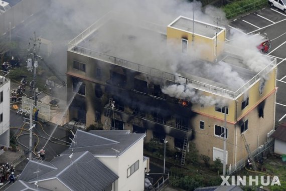 【교토=신화/뉴시스】18일 일본 교토의 '교토 애니메이션' 제1 스튜디오에서 방화로 추정되는 화재가 발생해 현장에서 소방대원들이 대응하고 있다. 이 화재로 33명이 숨지고 35명이 부상했다. 현장에서 체포된 남성은 소설을 훔쳐갔기 때문에 불을 질렀다고 말했다고 일본 언론들은 전했다. 2019.07.19