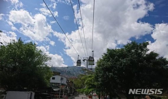 【메데진(콜롬비아)=뉴시스】배민욱 기자 = 콜롬비아 메데진 산토도밍고 지역에서 메트로케이블가 이동하고 있다. 2019.07.12. mkbae@newsis.com