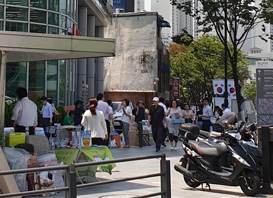 서울 성동구 왕십리역 인근에 위치한 '청량리역 롯데캐슬 SKY-L65'의 견본주택 입구에 이동식 공인중개업소인 '떴다방' 직원들이 대거 몰려 방문객들의 전화번호를 모으고 있다.