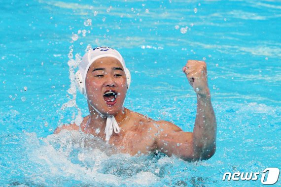 한효민이19일 오후 광주 광산구 남부대학교에서 열린 '2019 광주 세계수영선수권대회' 남자 수구 예선 A조 대한민국-몬테네그로 경기에서 골을 넣고 환호하고 있다. 2019.7.19/뉴스1 © News1 황기선 기자