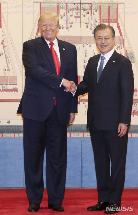 문재인 대통령과 도널드 트럼프 미국 대통령이 30일 청와대 본관을 들어서며 기념촬영을 하고 있다. /사진=뉴시스