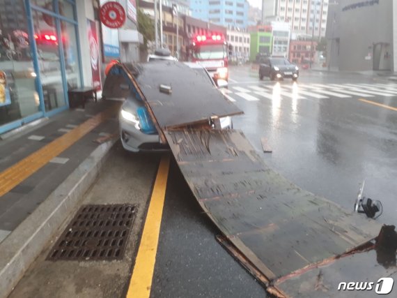 태풍 다나스 강풍에 "떨어진 간판 차량 덮쳐"