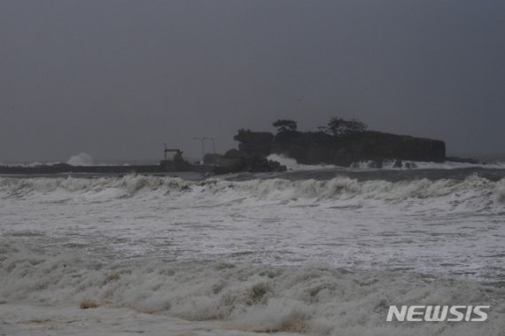 【남해=뉴시스】20일 오전 제5호 태풍 '다나스(DANAS)'가 북상하고 있는 가운데 경남 남해군 남면인근 해변에 높은 파도가 몰아치고 있다.
