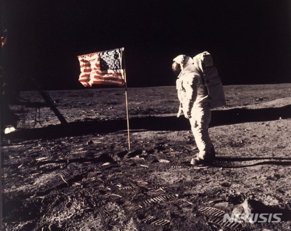 【나사·AP/뉴시스】 인류 최초로 인간이 달에 착륙한지 20일로 꼭 50년이 된다. 사진은 1969년 7월 20일 미항공우주국(NASA)의 버즈 올드린이 달표면에 꽂은 성조기 옆에 서있는 모습. 2019.07.10 /사진=뉴시스