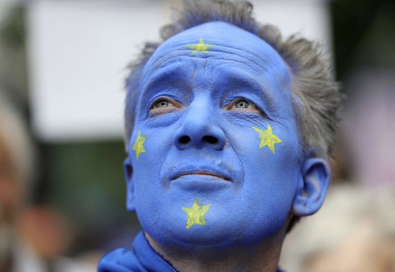 A Pro-European Union supporter with his face painted in the colours of the European Union Flag, takes part in the March for Change, in London, Saturday July 20, 2019. (Aaron Chown/PA via AP) /뉴시스/AP /사진=