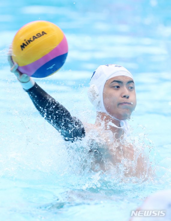 【광주=뉴시스】이영환 기자 = 21일 오전 광주 광산구 남부대학교 수구 경기장에서 열린 2019 광주세계수영선수권대회 남자 수구 크로스 오버 매치 한국 대 카자흐스탄의 경기, 한국 이성규가 슛을 하고 있다. 2019.07.21. 20hwan@newsis.com