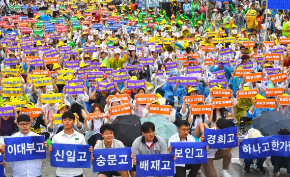 21일 오후 서울 세종대로 광화문광장에서 열린 자사고 청소년 동아리 문화축제에서 학부모와 학생들이 자사고 재지정 취소 철회를 촉구하는 피켓을 들고 구호를 외치고 있다. 서울지역 8개 자율형사립고 학부모들로 구성된 자사고 학부모연합회는 청문이 진행되는 22일부터 사흘간 서울시교육청 앞에서 매일 집회를 열고 지정 취소 철회를 촉구할 예정이다. 사진=서동일 기자