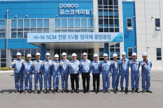 1단계 준공된 연산 6000t 규모의 양극재 광양공장 앞에서 포스코케미칼 사업 관계자들이 기념 촬영을 하고 있다. 사진 왼쪽에서 여섯번째 부터 양극소재실장 김원일 상무, 민경준 사장, 에너지소재사업 본부장 김준형 전무, 음극소재실장 정대헌 전무.