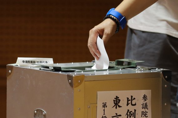 일본 도쿄 시내 투표소에서 21일 유권자들이 참의원 투표를 하고 있다.신화 뉴시스
