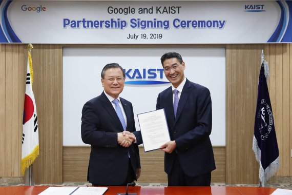 KAIST 신성철 총장(왼쪽)과 구글 코리아 존 리 사장이 지난 19일 KAIST-Google 산학협력 파트너십' 협약식을 채결 한뒤 악수하고 있다.