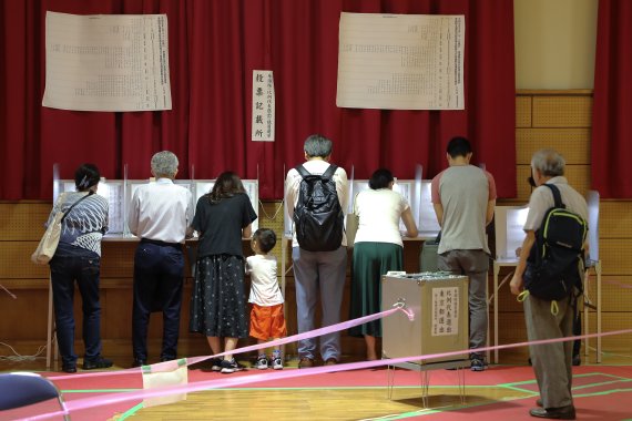 日 국민의 선택은…/21일 일본 도쿄의 투표소에서 유권자들이 참의원(상원) 투표를 하고 있다. 이미 중의원(하원) 의석 중 3분의 2 이상을 장악한 아베 신조 일본 총리가 이날 선거에서 참의원 3분의 2 이상을 확보, 개헌안 발의에 나설 수 있을지 주목된다. 신화 뉴시스