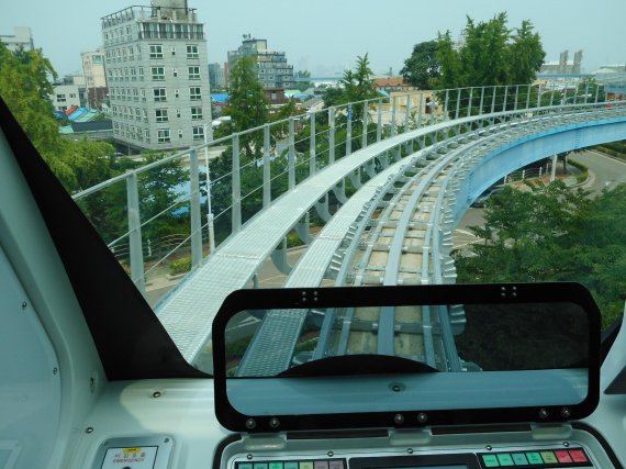 인천 월미도를 순환하는 관광형 궤도열차인 '월미바다열차'가 오는 9월 개통을 앞두고 시범운행을 실시하고 있다.