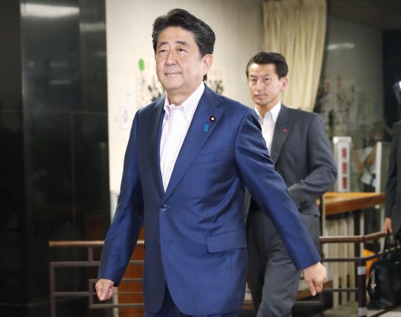 아베의 미소/아베 신조 일본 총리(왼쪽)가 참의원(상원) 선거를 치른 21일 도쿄의 자유민주당사에 들어서고 있다. 이미 중의원(하원) 의석 중 3분의 2 이상을 장악하고 있는 아베 총리는 이번 선거에서 참의원 3분의 2 이상을 확보한다면 개헌안 발의가 가능해진다. AP뉴시스