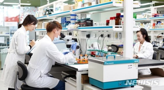 【서울=뉴시스】CMG제약 연구개발 모습.