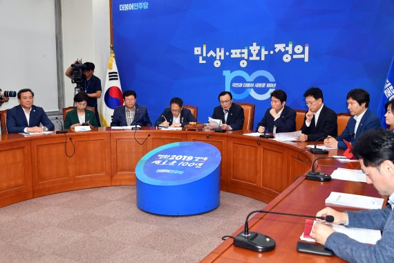 이해찬 더불어민주당 대표가 22일 국회에서 열린 최고위원회의에서 모두발언하고 있다. 사진=서동일 기자