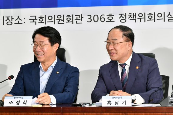 2019 세법개정안 당정협의가 22일 오전 국회 의원회관에서 열려 더불어민주당 조정식 정책위의장(왼쪽)과 홍남기 경제부총리 겸 기획재정부 장관이 대화 하고 있다. 사진=서동일 기자