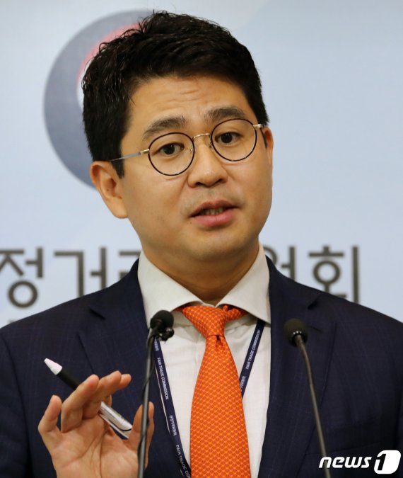 홀정석 공정거래위원회 할부거래과장이 22일 정부세종청사 공정위 기자실에서 '상조 상품 불완전판매로 인한 소비자 피해주의보 발령' 브리핑을 하고 있다.