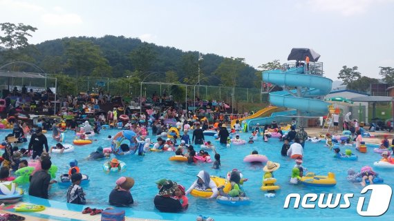 경남 고성군은 자연 속에서 힐링하며 캠핑과 물놀이를 동시에 즐길 수 있는 오토캠핑장을 추천했다. 사진은 회화면 당항포 오토캠핑장 디노워터파크.(고성군 제공)2019.7.22.© 뉴스1