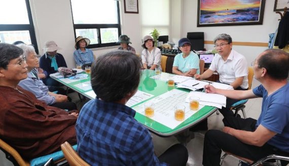 제주동물테마파크 반대대책위원회는 22일 오전 이상봉 제주도의회 대규모 개발사업 행정사무조사특별위원장과 간담회를 통해 동물테마파크 조성사업에 대한 승인 절차를 중단해줄 것을 촉구했다. [사진=제주도의회]