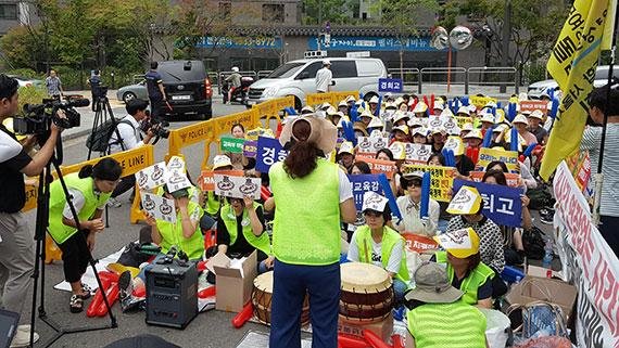 22일 오전 경희고 학부모들이 서울시 교육청 앞에서 '자사고 지정철회'를 반대하며 항의 집회를 열고 있다. 재지정 취소 대상 8개 학교 학부모들은 오는 24일까지 이어지는 청문회 순서에 따라 릴레이 집회를 열 계획이다. 사진=김대현 인턴기자